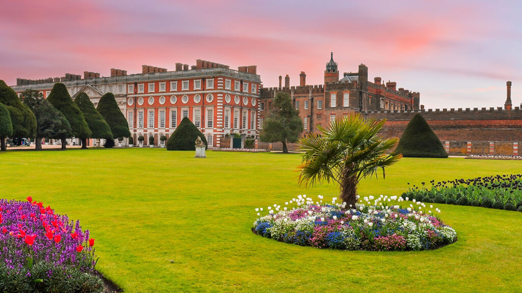 Hampton Court Palace taxi tour from Southampton